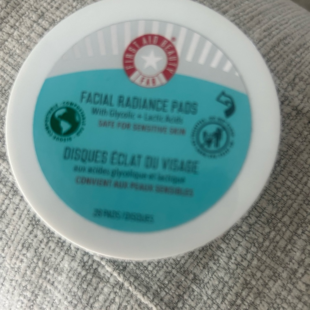 First Aid Beauty Facial Radiance Pads - White and Blue